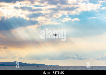 Montego Bay, Jamaika - 21. Januar 2017: Delta Airlines Flugzeuge Vorbereitung an der Sangster International Airport (Mbj) in Montego Bay, Jamaika zu landen. Stockfoto