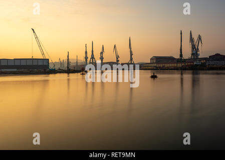 Krane entlang des Flusses Nervion im industriellen Norden von Bilbao, Baskenland, Spanien Stockfoto