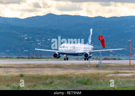 Montego Bay, Jamaika - 21. Januar 2017: JetBlue Flugzeuge im Sangster International Airport (Mbj) in Montego Bay, Jamaika ankommen. Stockfoto