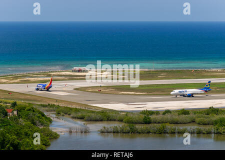 Montego Bay, Jamaika - 27. März 2015: Southwest Airlines und Spirit Airlines Flugzeuge auf der Piste bei Donald Sangster International Airport (Mbj) Rollen Stockfoto