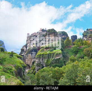 Landschaft von Meteora Griechenland - Orthodoxe religiöse Stätten mit den berühmten riesigen Felsen und der alten Klöster Stockfoto