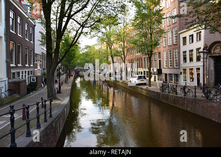 Historische Gebäude am Kanal entlang Straßen von Amsterdam, Holland, Niederlande Stockfoto