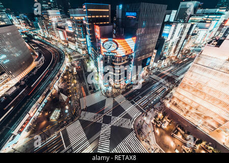 Tokio, Japan - Jan 13, 2019: Stadtbild Antenne bei Nacht Ginza zebra Zebrastreifen Straße Kreuzung mit Autoverkehr und Fußgänger Stockfoto