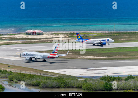 Montego Bay, Jamaika - 27. März 2015: Spirit Airlines und American Airlines Flugzeuge Vorbereitung zur Abreise vom Sangster International Airport Stockfoto