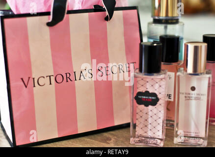 Victoria's Secret perfum Flaschen und Shopping Bag Stockfoto