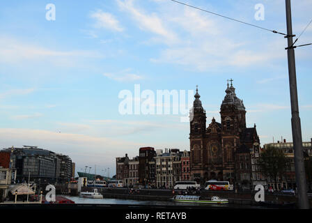 Kirche des Heiligen Nikolaus - Basiliek van de Heilige Nicolaas auf Prins Hendrikkade Amsterdam, Holland, Niederlande Stockfoto