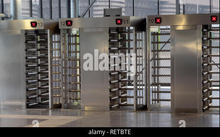 Drehkreuze an San Siro Fußballstadion an Spieltagen für Crowd control verwendet, San Siro, Mailand, Italien, EU. Stockfoto