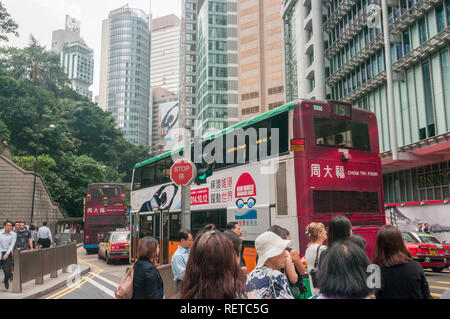 Großer Doppeldecker Busse Verkehr Menschen in überfüllten Hong Kong, China, wo das Geschäft ist König und Geld regeln. Stockfoto