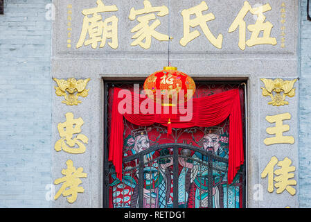 Laternen auf lackierten Türen in der Toishan Nin Yong Tempel für das chinesische Neujahr in Georgetown, Penang, Malaysia hängen Stockfoto