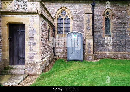 toilette außerhalb einer Kirche Stockfoto