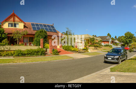 Sonnigen Sommertag in Hallam, Australien. Schöne Häuser und gepflegte Straßen. Stockfoto