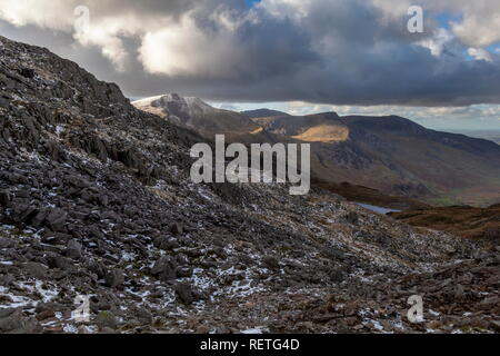 Einen schneebedeckten Y Garn Einblicke hinter Gylder Fach, ein Berg auf der Gylderau, Snowdonia National Park Stockfoto