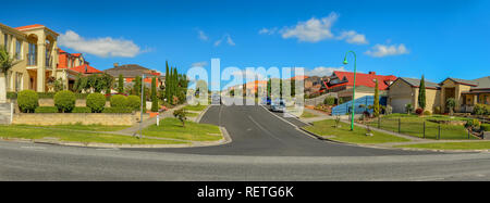 Sonnigen Sommertag in Hallam, Australien. Schöne Häuser und gepflegte Straßen. Stockfoto