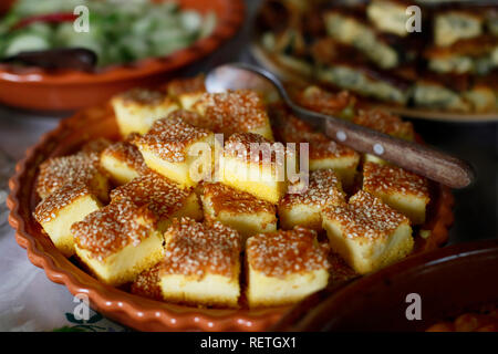 Cornbread Scheiben Würfel mit Käse und sessamy Saatgut auf der Oberseite Stockfoto