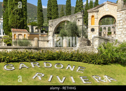 GARDONE RIVIERA, ITALIEN - September 2018: Eintritt in das Vittoriale degli Italiani Gärten in Gardone Riviera. Stockfoto