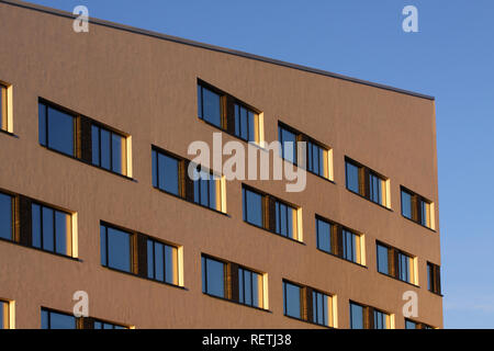 Moderne minimalistische Gebäude vor blauem Himmel Stockfoto