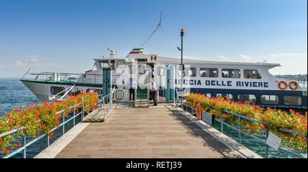 GARDONE RIVIERA, ITALIEN - September 2018: Schnelle Hydrofoil Fähre neben der Anlegestelle in Gardone Riviera am Gardasee. Stockfoto