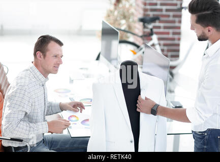 Menswear Designer im Studio arbeitet. Stockfoto