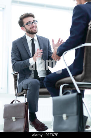 Zwei Geschäftsleute mit Aktentaschen in der Nähe von sich selbst Stockfoto