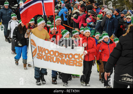 KILLINGTON, USA - November 24: Öffnen der Parade an der Zielbereich, unten von Superstar Spur während der Audi FIS Alpine Ski World Cup Damen Riesenslalom. Stockfoto