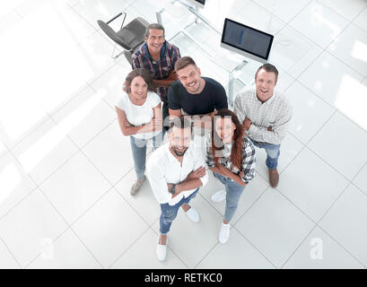 Junge Fachkräfte stehen in der Nähe des Desktop Stockfoto