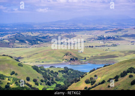 Blick in Richtung San Antonio Stausee umgeben von grünen Hügeln; Pleasanton und Mt Diablo im Hintergrund, Alameda County, San Francisco Bay Area, Califor Stockfoto