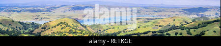 Panoramablick auf San Antonio Stausee und die umliegenden grünen Hügel, Sunol, Alameda County, San Francisco Bay Area, Kalifornien Stockfoto