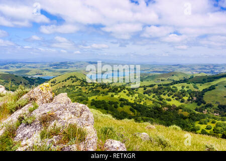 Landschaft in Sunol regionale Wildnis, San Antonio Behälter im Hintergrund, Alameda County, San Francisco Bay Area, Kalifornien Stockfoto