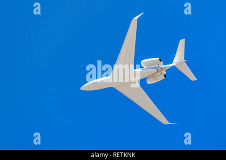 Auf der Suche nach einer niedrig fliegenden Flugzeug; blauer Himmel Stockfoto