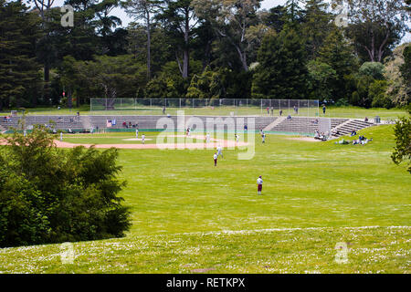 Mai 6, 2018 San Francisco/CA/USA - Menschen spielen Baseball im Golden Gate Park Stockfoto