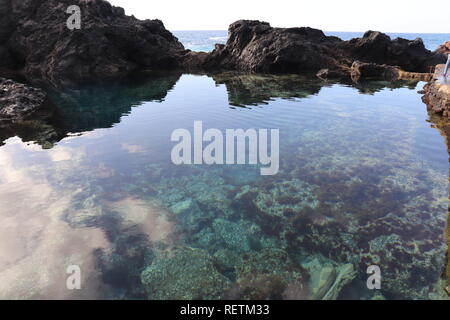 El Caleton natürlichen Pools gebildet aus Lava in Teneriffa, Kanarische Inseln Stockfoto