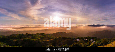 Panoramablick auf ein Sonnenuntergang über einem Meer von Wolken South San Francisco Bay Area; schöne Hügellandschaft im Vordergrund; Blick von Mt Hamilto Stockfoto