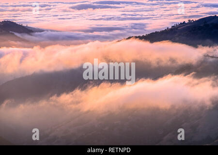 Wolken gebadet im Abendlicht, Rolling Hills, South San Francisco Bay Area, Kalifornien Stockfoto