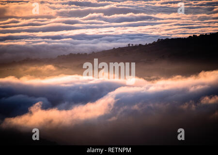 Wolken gebadet im Abendlicht, Rolling Hills, South San Francisco Bay Area, Kalifornien Stockfoto