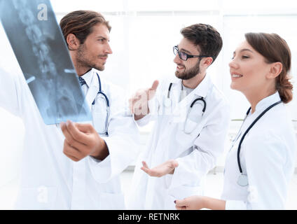 Drei überzeugt Ärzte untersuchen eine x-ray Stockfoto