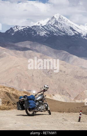 Motorradfahren im Leh, Manali Highway, eine Höhenlage Straße, die große Himalayan Range, Ladakh, Indien fährt. Stockfoto