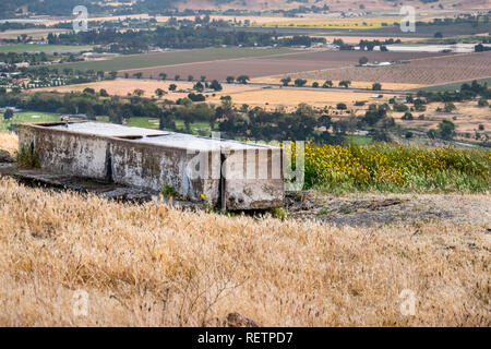 Natürliche Quelle fließt in einem Rinder trinken Trog auf den Hügeln von South San Francisco Bay Area, San Jose, Kalifornien Stockfoto