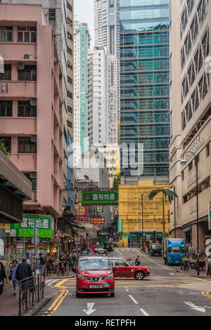 Eine Straße mit Hochhäusern im Central District von Hong Kong, China, Asien. Stockfoto