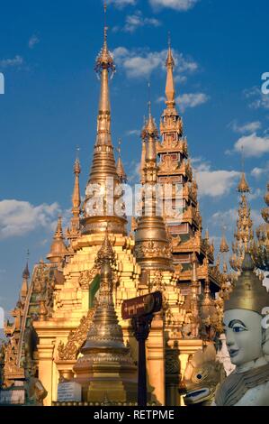 Nördliche Terrasse, Shwedagon Pagode, Yangon, Myanmar, Birma, Südostasien Stockfoto