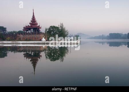 Sonnenaufgang über dem Kanal in der Umgebung des Royal Palace, Mandalay, Myanmar, Birma, Südostasien Stockfoto