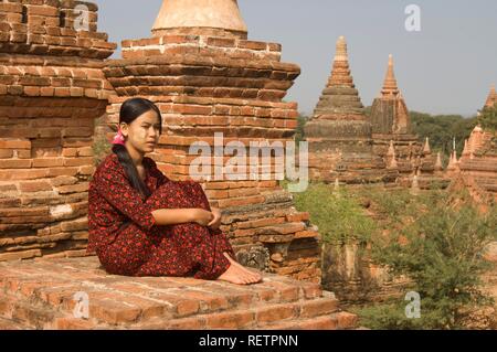 Die jungen burmesischen Frau auf dem Dach eines Tempels, Bagan, Myanmar, Birma, Südostasien Stockfoto