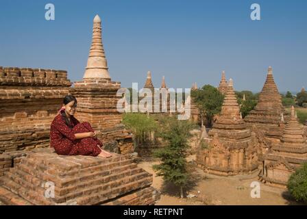 Die jungen burmesischen Frau auf dem Dach eines Tempels, Bagan, Myanmar, Birma, Südostasien Stockfoto