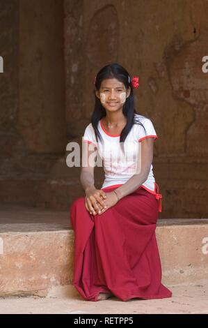 Die jungen burmesischen Frau, Dhammayangyi Tempel, Bagan, Myanmar, Birma, Südostasien Stockfoto