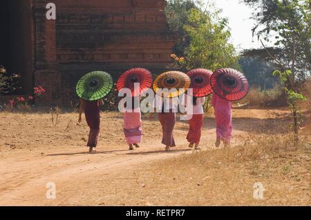 Fünf Jungen burmesischen Frauen mit bunten Sonnenschirmen, Bagan, Myanmar Stockfoto