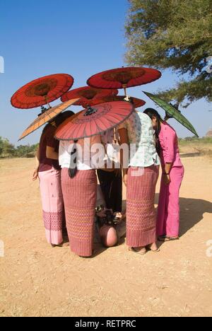 Fotograf Bilder von belowof Jungen burmesischen Frauen mit bunten Sonnenschirmen, Bagan, Myanmar Stockfoto