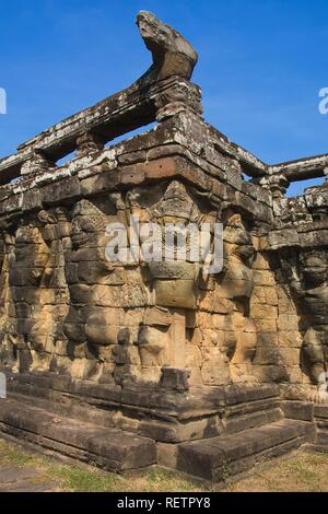 Wand geschnitzt mit Garudas und Löwen, Terrasse der Elefanten, Angkor Thom, Weltkulturerbe der UNESCO, Siem Reap, Kambodscha Stockfoto