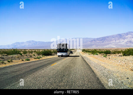 Tour Bus durch Death Valley National Park, Kalifornien fahren Stockfoto