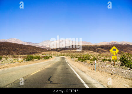 Fahrt durch Panamint Valley auf einer kurvigen Straße; Mojave Wüste, Kalifornien Stockfoto