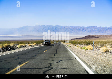 Fahren auf einer langen, geraden Autobahn durch Death Valley National Park, Kalifornien Stockfoto