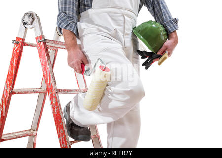 Haus Maler Arbeiter auf der Leiter mit weißen Arbeit Overalls, verhindert, dass die Walze in seiner Hand zu malen. Mit Schuhe, Helm und Handschuhe. Stockfoto